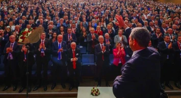 CHP Kurultayı’nda Özel’den sert mesaj: “Bugünler dostumuzu, düşmanımızı tanıdığımız günler”