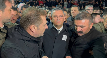 CHP lideri Özel’e şehit cenazesinde tepki: Özgür dışarı sesleri yükseldi