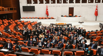 Yine şaşırtmadılar: CHP ve HDP grubu Meclis'teki oturma eyleminde yan yana