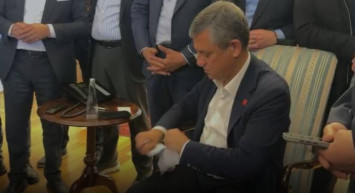 CHP’de “Mutlak Butlan” Gerilimi: Özgür Özel Karar Belgesini Yırttı