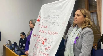 CHP'den Aile Bakanı'na kefenli protesto