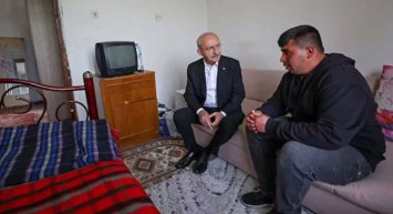 CHP'den yeni kurgu: İhtiyaç sahibi vatandaşa ayakkabıyla ziyaret