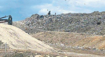 CHP'li İzmir Belediyesi'nden Skandal Olay, Heykel Yapacağınıza Çöpleri Toplayın!