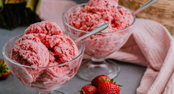 Çilekli dondurma nasıl yapılır? Yaz aylarının vazgeçilmez lezzeti pratik çilekli dondurma tarifi