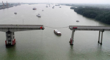 Çin’de kuru yük gemisi köprüye çarptı: 2 kişi hayatını kaybetti