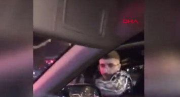 Çocuğuyla trafikte seyir halinde giden kadının arabasının camını kırmıştı: Trafiği birbirine katan o şahıs yakalandı