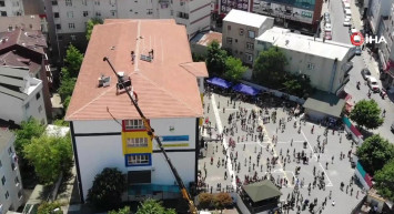 Çocukların oyun saatinde okul çatısında tehlikeli tadilat!