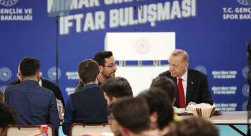 Cumhurbaşkanı Erdoğan KYK yurdunda öğrencilerle bir araya geldi! Burs ve kredi ödemeleri erken yatacak müjdesi verdi