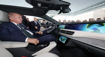 Cumhurbaşkanı Erdoğan, Türkiye Odalar ve Borsalar Birliği'nin 80. Genel Kurulu'nda Togg'un yeni modeli T10F'i inceledi