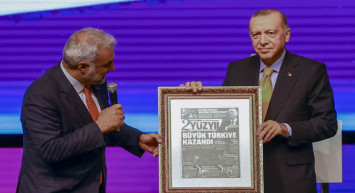 Cumhurbaşkanı Erdoğan’a büyük jest: 2023 seçimleri sonrasında bir gazete hediye edildi
