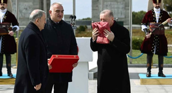 Cumhurbaşkanı Recep Tayyip Erdoğan 129 yıllık Osmanlı Sancağı'nı Milli Savunma Bakanı Hulusi Akar’a teslim etti
