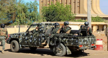 Cumhurbaşkanı Türkiye’ye geldi: Ülkede askerler darbe yaptı