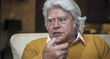 Cüneyt Arkın'ın mezarında şaşırtan görüntü! ziyaretçi akınına uğruyor hayranları bir dakika bile boş bırakmadı. Ünlü sanatçının mezarı nerede?