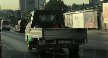 D-100 karayolu üzerinde kamyonet kasasında uyuyarak yolculuk yaptı: O anlar kameralara yansıdı