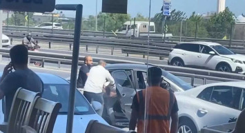 D-100 Karayolu'nda skandal anlar! Caddenin ortasında adamı döverek kaçırdılar