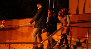 Dayakçı Anne Tahliye Olup Kızının Ayaklarına Kapandı