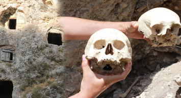 Defineciler bu kez tarihi evleri hedef aldı: Bölgeden insan kemikleri çıktı