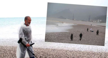 Antalya fırtınası definecilere yaradı: Sahile akın etti