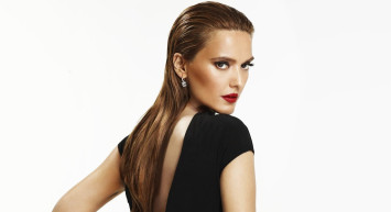 Demet Akalın yıllar önce çekilmiş göğüs dekolteli dans videosunu eleştirenlere Gülşen'in kucak dansıyla yanıt verdi!