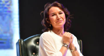 Demet Akbağ Beton Zemine Düştü