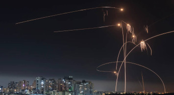 Demir Kubbe hedeften şaştı: Füzeler Tel Aviv’e düştü