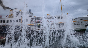 Deniz ulaşımına lodos engeli: Vapur seferleri iptal edildi