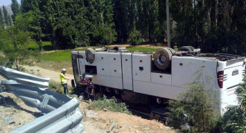 Denizli'de korkutan olay! Turist taşıyan tur otobüsü kaza yaptı