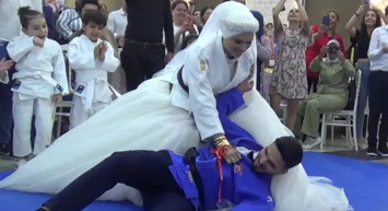 Denizli'de unutulmayacak düğün! Gelin, damadı resmen yerden yere vurdu