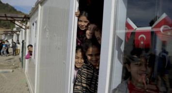 Deprem bölgesinde ders zili çalıyor: 1168 öğretmen öğrencilerini konteynerlerde bekliyor