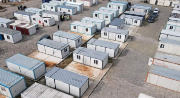 Deprem bölgesinde pes artık dedirten olay: Evlerini kiraya verip konteynere yerleşmişler