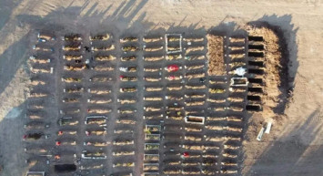 Deprem bölgesinde yürek sızlatan görüntü: Mezarlara Türk bayrakları bırakılıyor