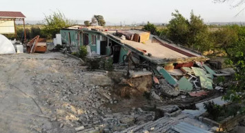 Deprem çiftlik evine ikiye böldü: Dehşet dronla görüntülendi