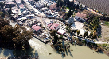 Deprem Hatay’da yerleri oynattı: Bazı evler Asi Nehri’ne sürüklendi