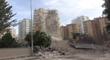 Depremde ağır hasar almıştı: Apartmanın yıkılış anı görüntülendi