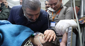 Depremin 261. saatinde çifte mucize: Bakan Koca yaralıları hastanede ziyaret etti