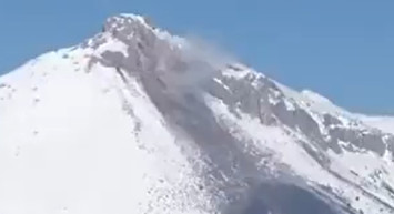 Depremin ardından karla kaplı dağdan dumanlar yükseldi: Bölgede paniğe neden oldu