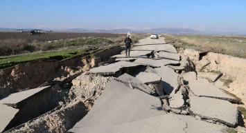 Depremin boyutunu gösteren görüntüler gelmeye devam ediyor: Yol tamamen paramparça oldu