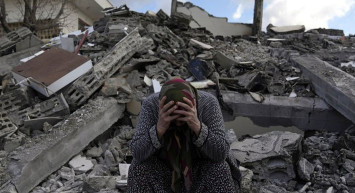 Depremin şiddetini ortaya koyan en net görüntü! Yeryüzü resmen büküldü