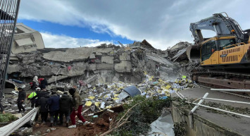 Depremin üçüncü günü geride kaldı: Arama kurtarma çalışmaları sürüyor