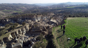Depremin yıkımını gösteren bir görüntü daha: Fay hattı geçtiği köyü ikiye böldü