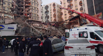 Depremle yıkılan binanın altından seslendi: Arkada kardeşim var