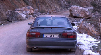 Depremler dağları yerinden oynattı: Yol ulaşıma kapandı