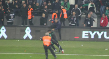 Depremzedeler için oynanan birlik beraberlik maçında istenmeyen görüntüler