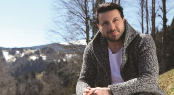 Depremzedelere moral vermek için Türkçe, İngilizce ve Urduca dayanışma şarkısı: Ey Türkiyem