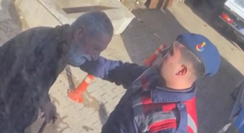 Depremzedeleri karşılayan asker gözyaşlarını tutamadı