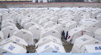Depremzedelerin kaldığı çadırda yangın!  Ölü ve yaralılar var