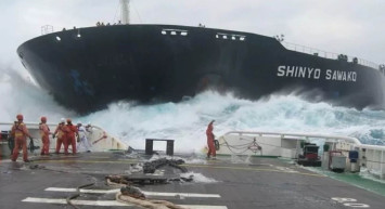 Dev dalgaların arasında korku dolu sahneler: Dehşet anları kameralara yansıdı! Görüntüler korku filmlerini aratmıyor