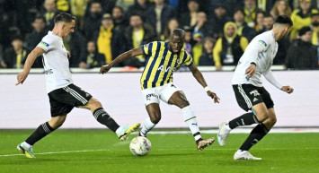 Dev derbide tarihi anlar: Fenerbahçeli taraftarlar Beşiktaş’ı alkışladı