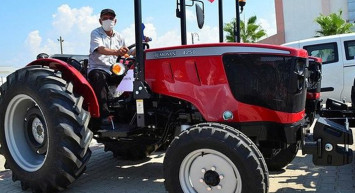 Devlet Yalnız Bırakmadı: Manavgat'ta Yangında Zarara Uğrayan Çiftçilere 16 Yeni Traktör!