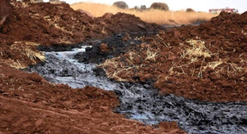 Dicle Nehri’ne tonlarca petrol aktı: AFAD ve itfaiye ekipleri olay yerinde